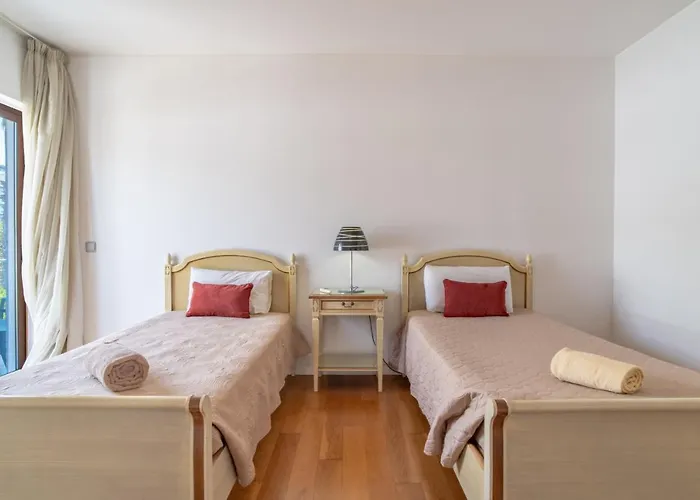 Star With Private Heated Pool In Vila Funchal (Madeira)