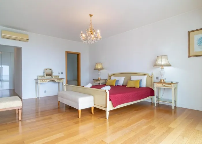 Star With Private Heated Pool In Vila